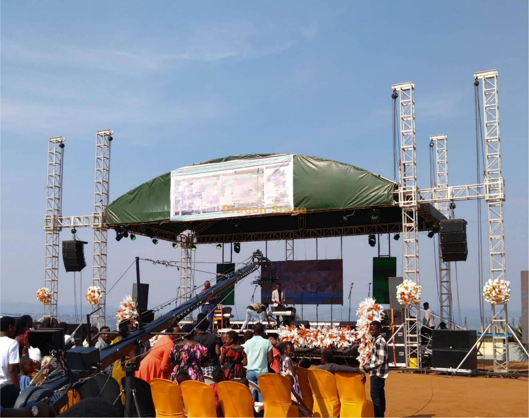 12x8x9m Heavy-Duty Aluminum Curved Roof Stage Truss System with Speaker Wings Sistema de treliça de palco de telhado curvo de alumínio resistente de 12x8x9m com asas de alto-falante