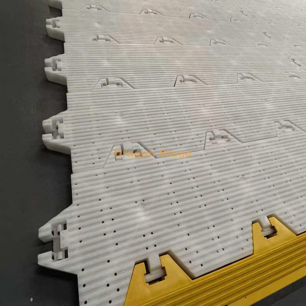 Portable event flooring for grass and soft ground Piso portátil para eventos para grama e solo macio