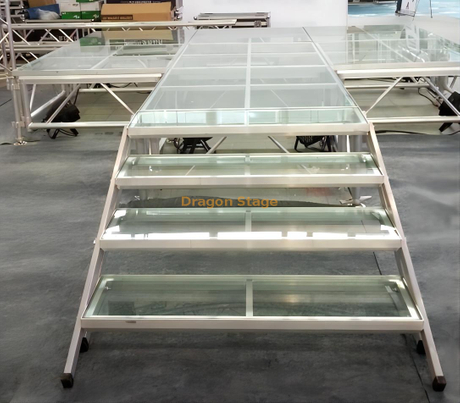 Palco de vidro sobre piscina com escadas de vidro transparente