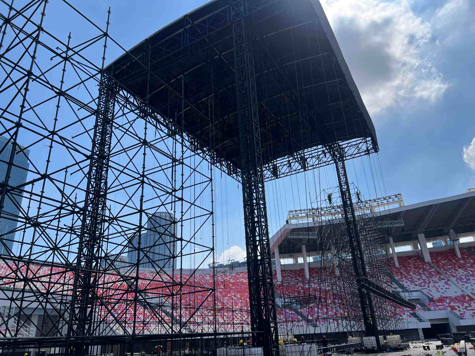palco de telhado curvo de concerto.jpg