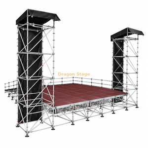 Sistema de palco Ringlock integrado com 2 torres Line Array, palco de 10x10m e rampa de carregamento traseira