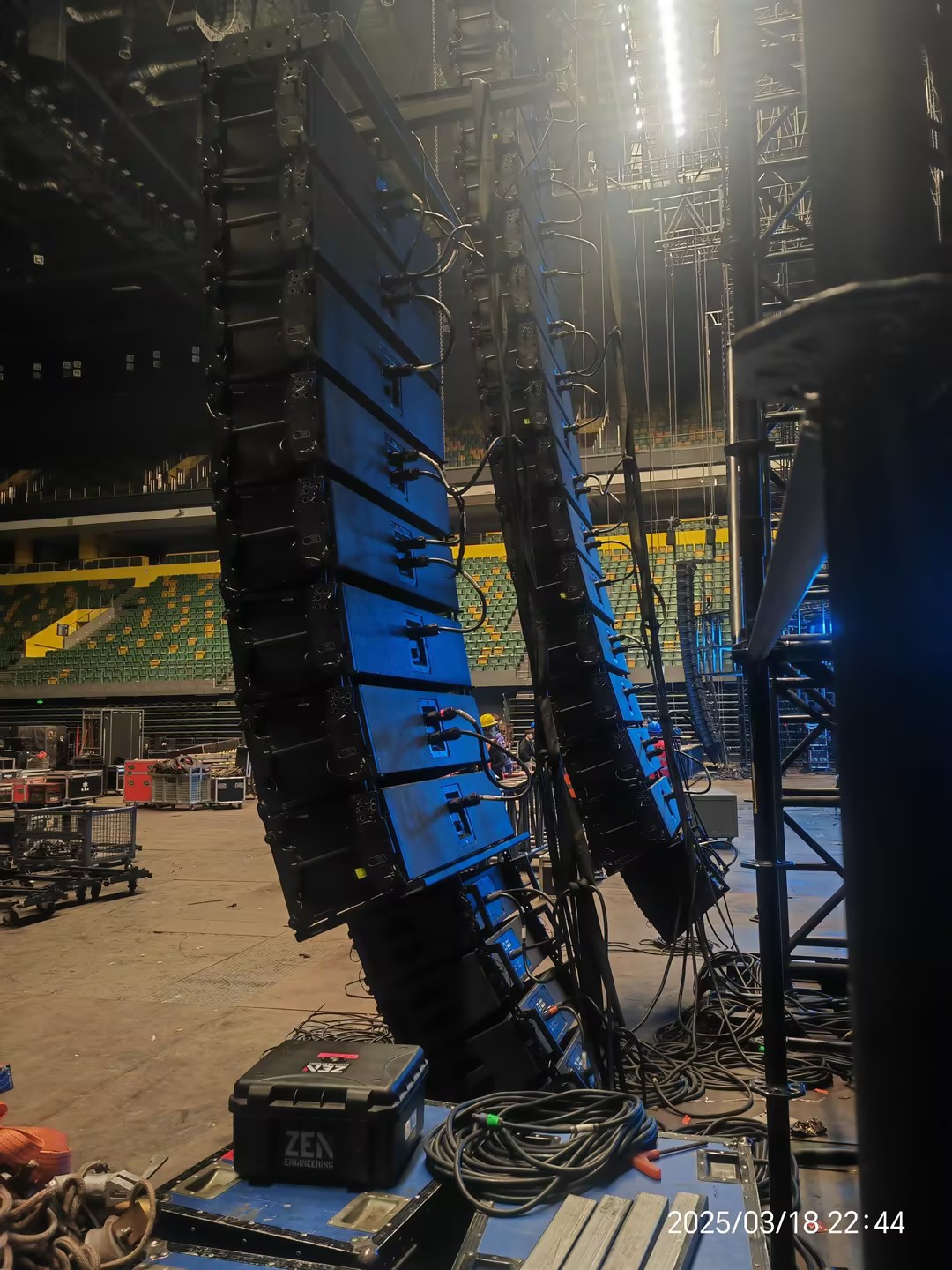 Para o melhor efeito sonoro, a matriz linear é curvada e fixada com tiras de segurança