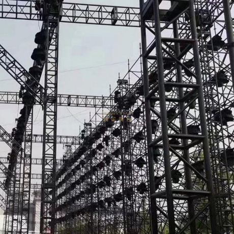 Montagem de treliça de iluminação de concerto