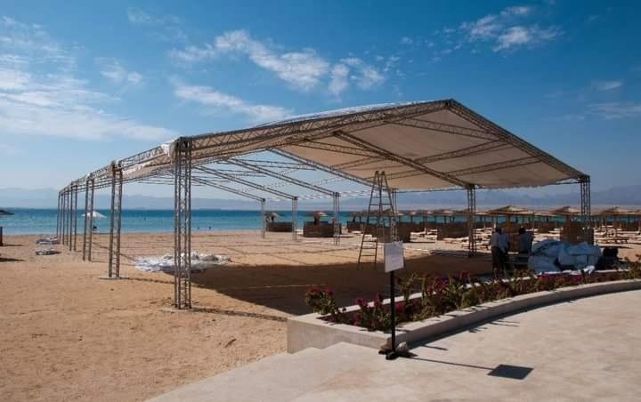 Estrutura de barraca de treli&ccedil;a de alum&iacute;nio 24x24m com telhado em pir&acirc;mide e cobertura de PVC imperme&aacute;vel branca.jpg