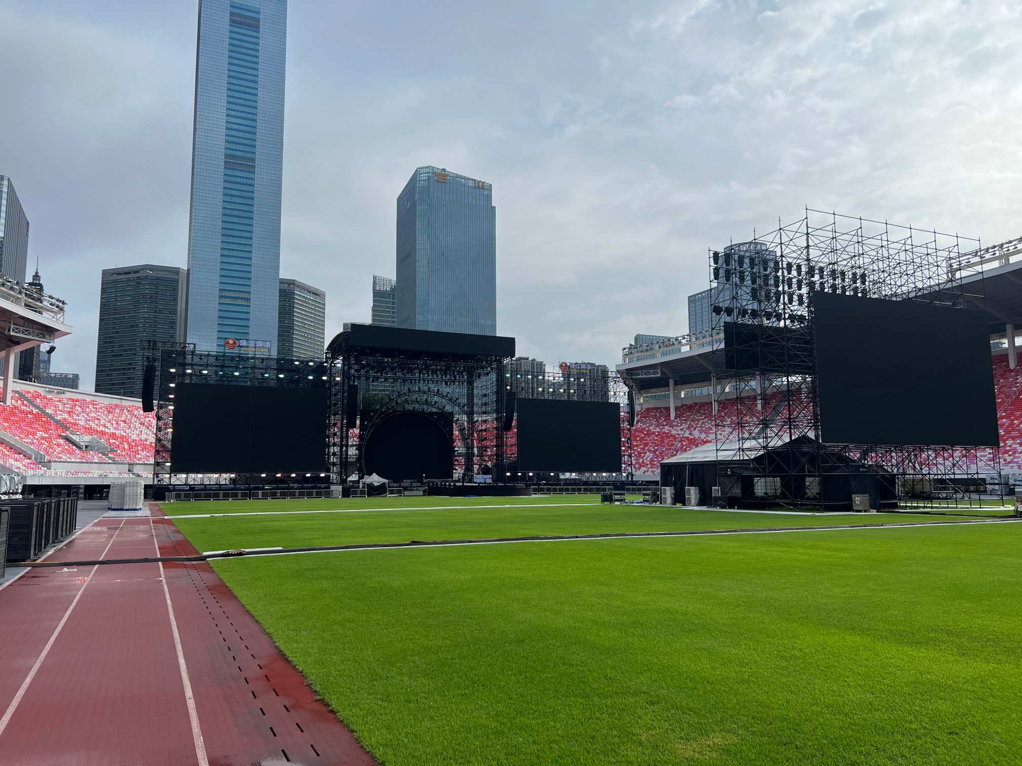 design de palco de concerto de todo o est&uacute;dio com FOH.jpg