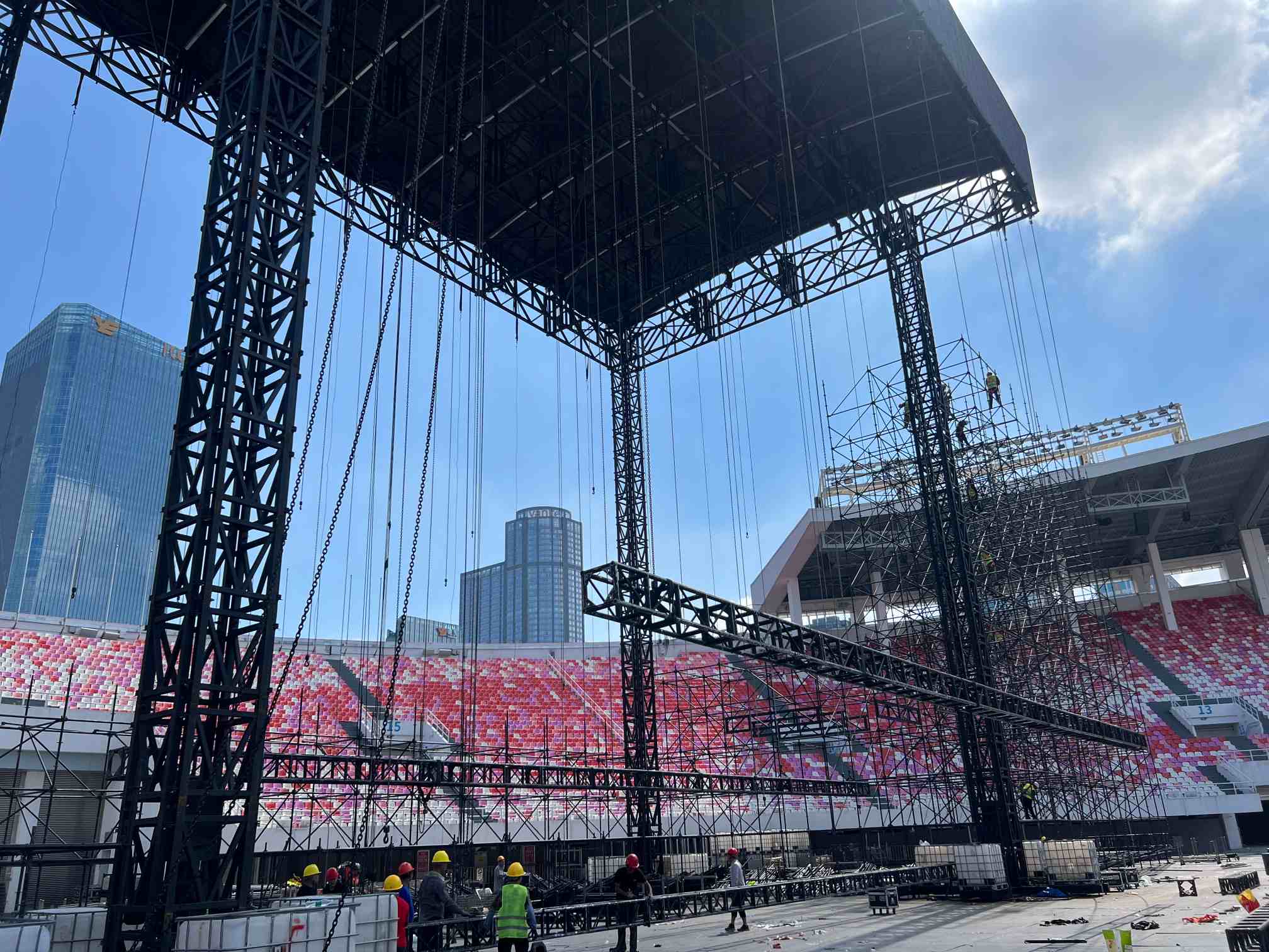 montagem de estrutura de palco de concerto.jpg