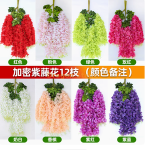Casca simulada, plantas verdes, flores, trepadeiras, folhas, embrulhadas em canos de água, decorados com flores de glicínias roxas, ampliadas e criptografadas (12 galhos), notas coloridas