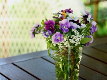 O charme de flores falsas: um toque floral duradouro