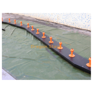 Stakes pendurados no lado do labirinto