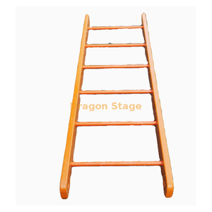 Ninja pendurada escada