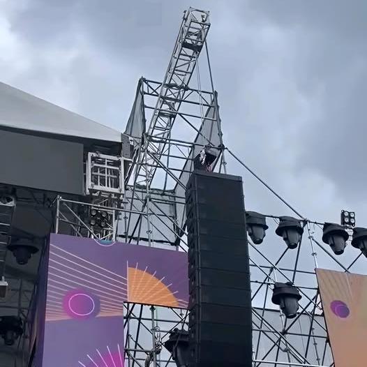 Array de linha suspensa de treli&ccedil;a