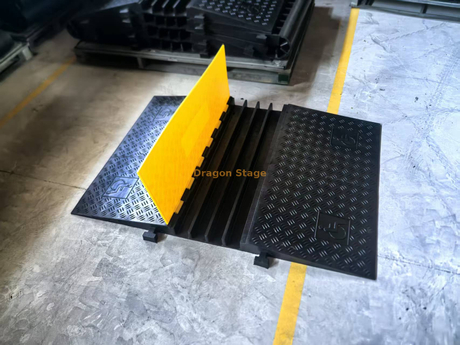 Rampa protetora de cabo de 5 canais de 1270x900mm de largura com tampa articulada para cadeiras de rodas e travessias de pedestres