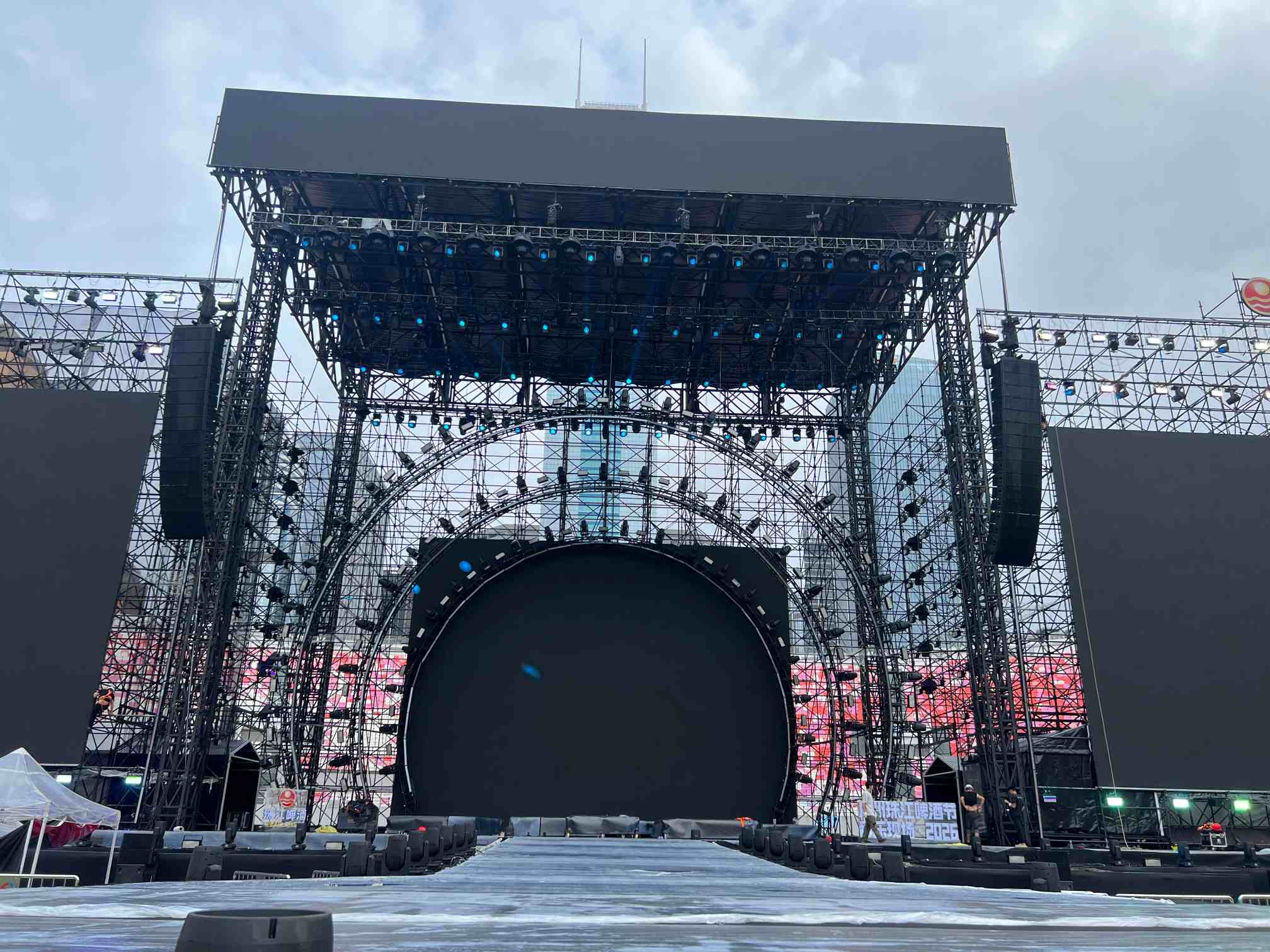 vista frontal do palco principal (1).jpg