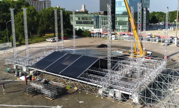 Como instalar um palco de concerto resistente: sistema de festival de 560 m² (guia passo a passo)