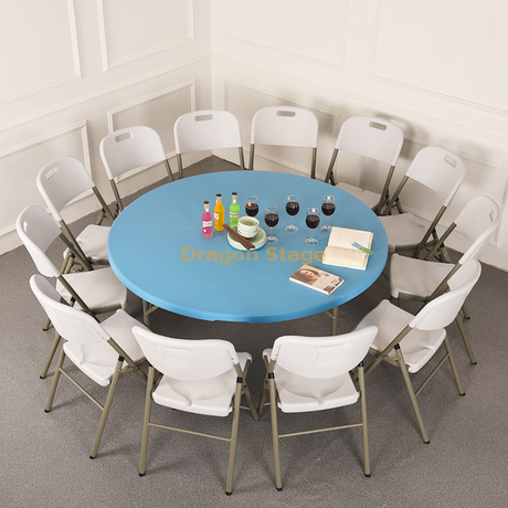 Mesa de evento dobrável de plástico com cadeiras 
