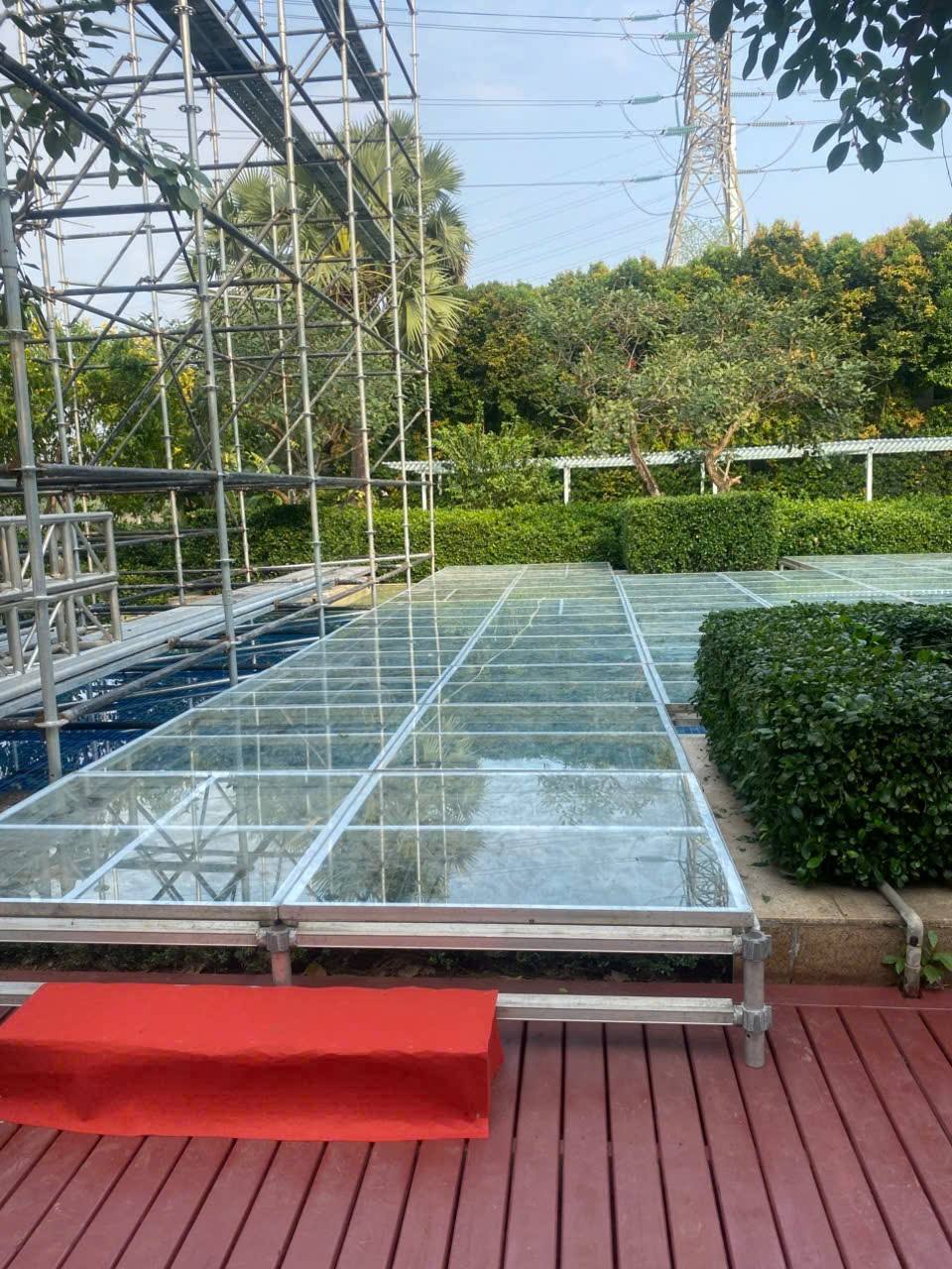 palco claro para piscina