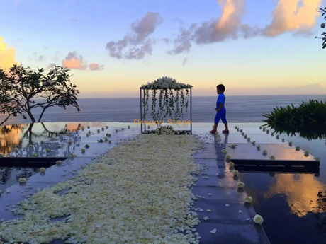 Plataforma de palco de superfície de vidro TUV com iluminação de treliça para uso em eventos perto da costa da água do mar
