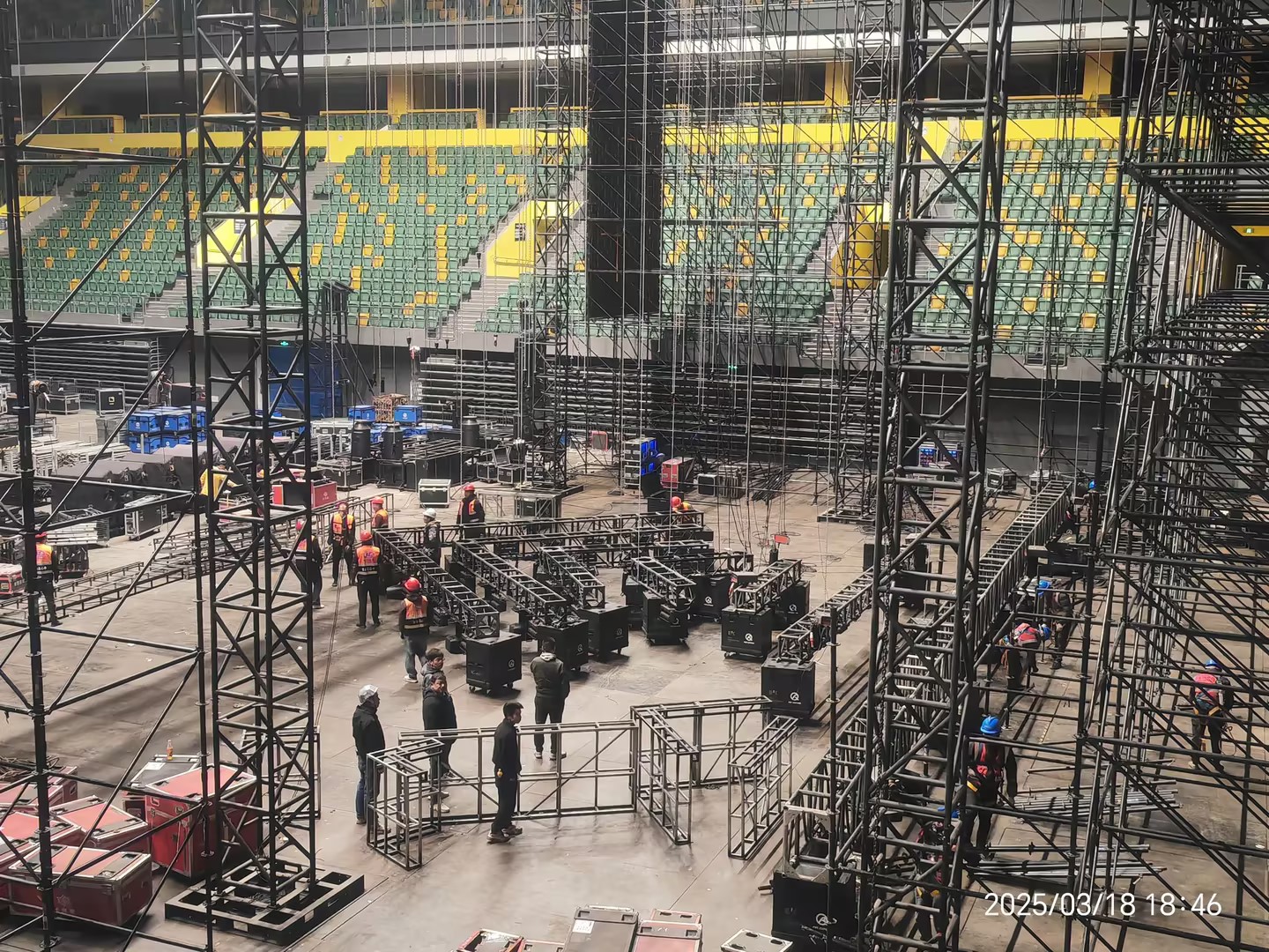 Instale os quadros de LED no estágio do concerto