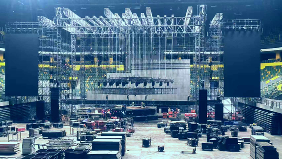 Como você configura um palco de concertos internos?