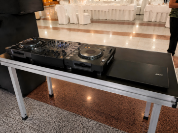 Mesa m&oacute;vel de alum&iacute;nio para DJ com rod&iacute;zios trav&aacute;veis.png