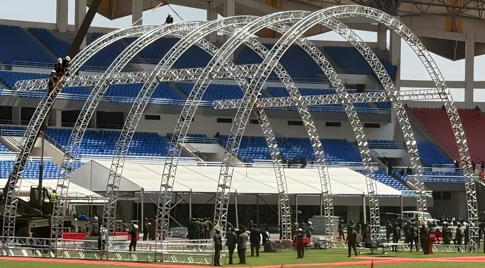 Estrutura de treli&ccedil;a de alum&iacute;nio curvada grande de 24x18x15m.jpg