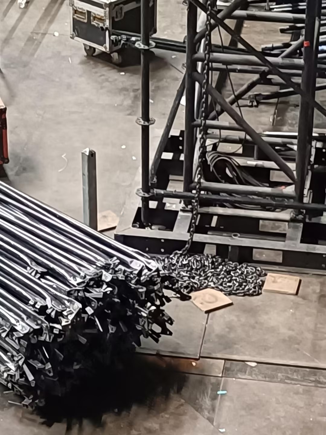 A base de ferro deve ter furos para a construção futura do quadro da treliça layher